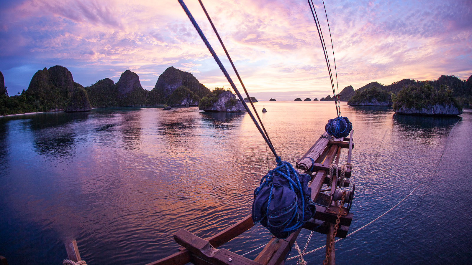 The Best Liveaboards In Raja Ampat | ZuBlu